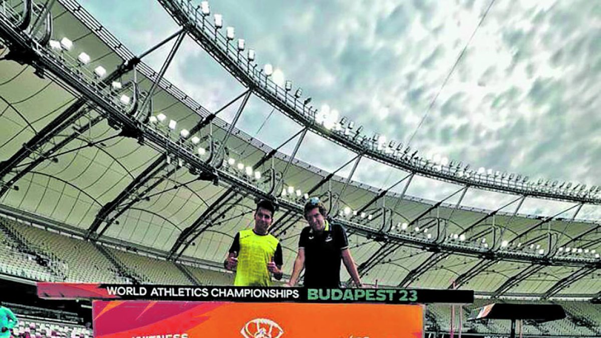 Nahuel Carabaña i el tècnic, Kevin Poulet, el dia abans de la sèrie dels 3.000 obstacles.