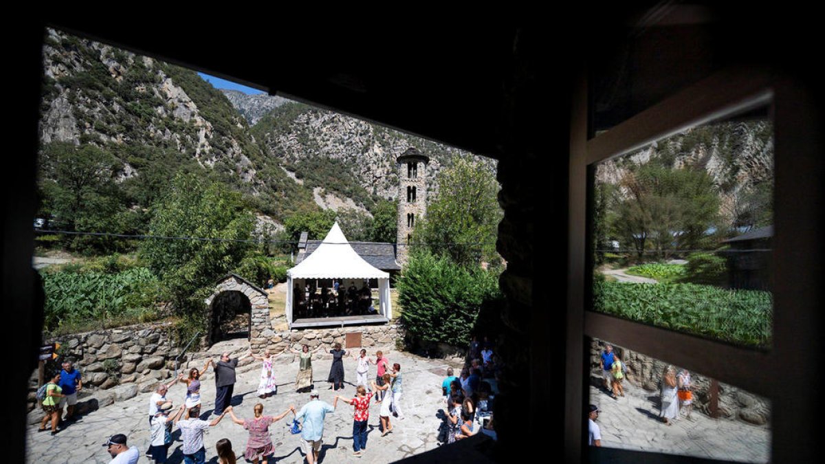 Sardanes a la plaça, diumenge.