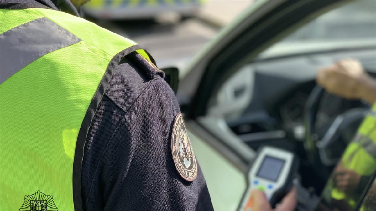 Un policia efectuant un test d'alcoholèmia