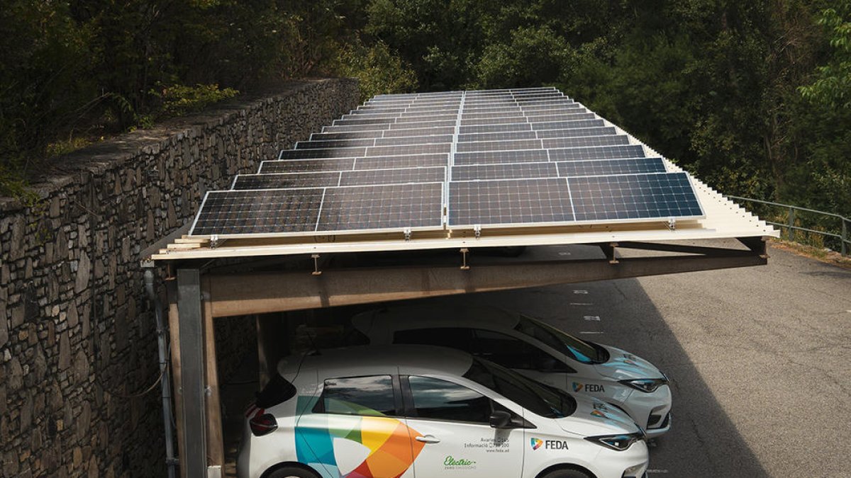 Posada en marxa de les primeres instal·lacions fotovoltaiques per autoconsum als edificis de FEDA