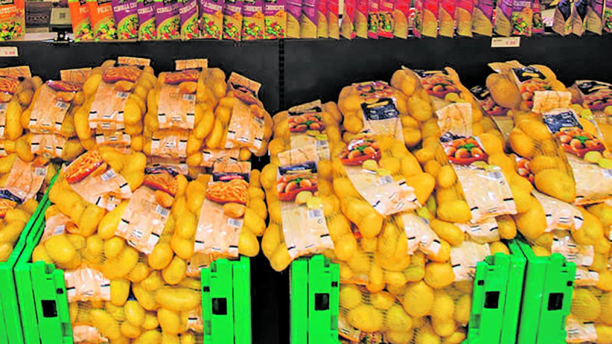 Sacs de patates en un supermercat.