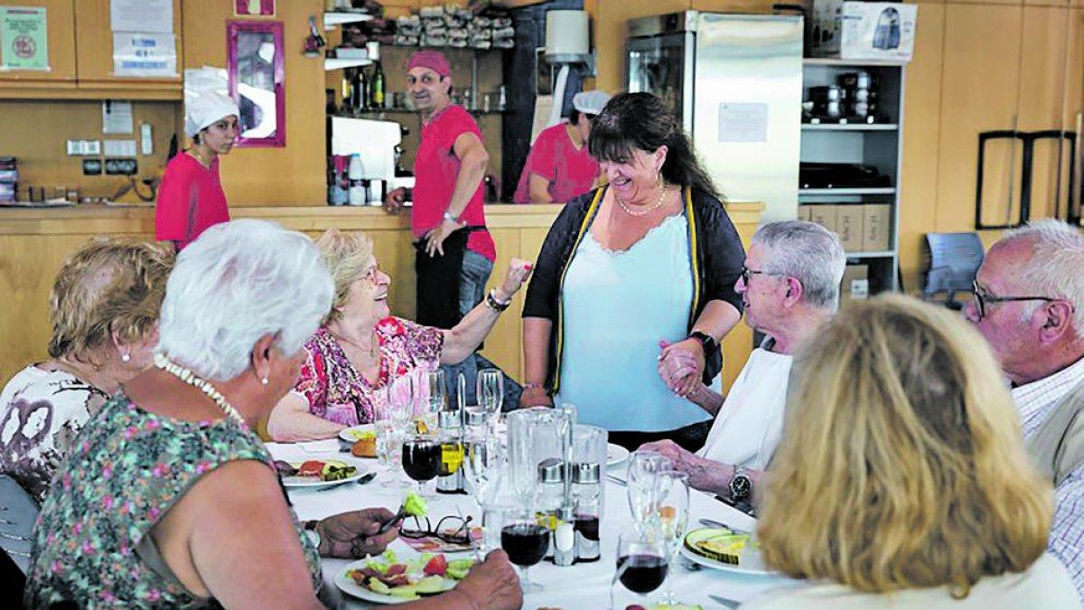 Els usuaris durant el dinar a la Casa Pairal.