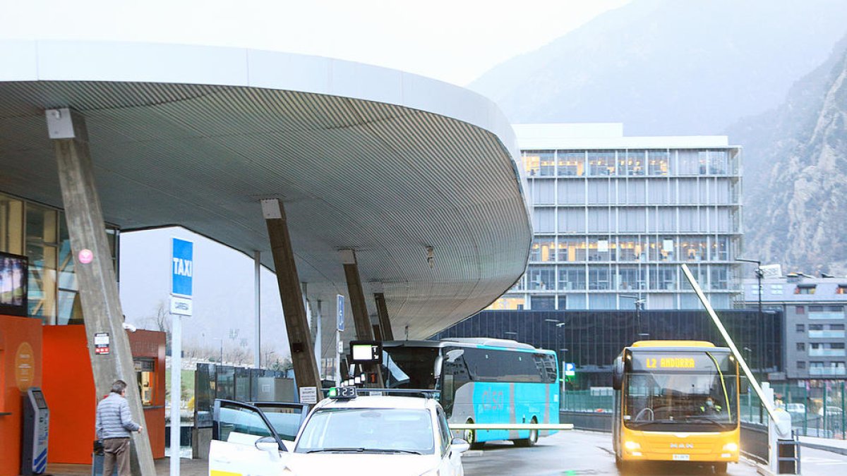 Un vehicle aturat a l'estació d'autobusos.