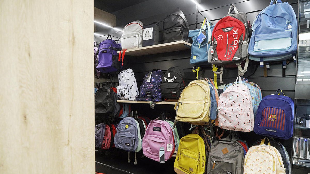 Motxilles exposades en una botiga