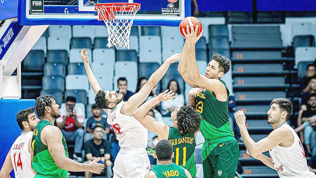Dos Anjos captura un rebot al duel contra l'Iran.