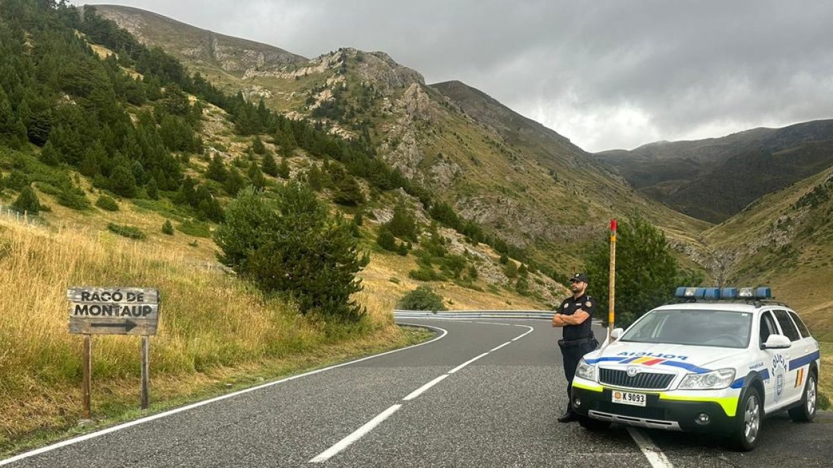 Un agent de la policia.