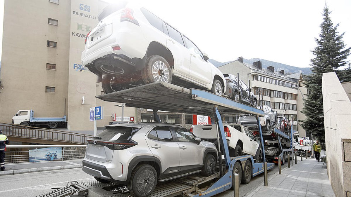 Transport d'automòbils sense matriculació.