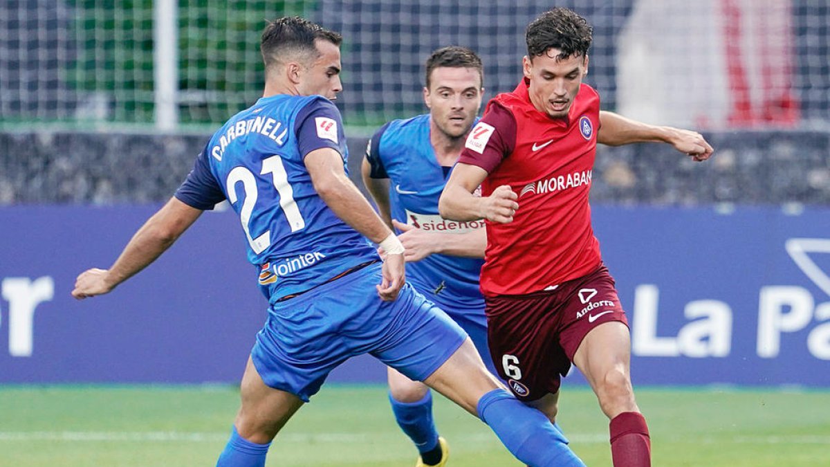 Àlex Carbonell intenta taponar una ofensiva del tricolor Jandro Orellana, ahir a Lezama.