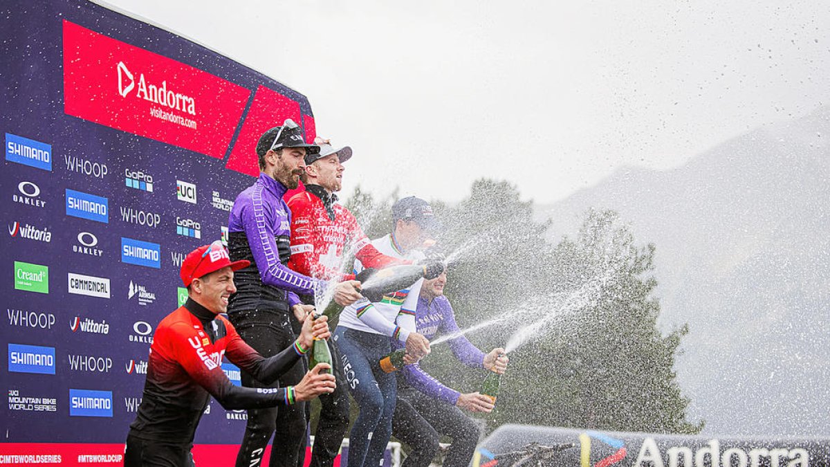 El podi masculí de 'cross-country' amb Flückiger, Griot i Pidcock, ahir a Pal.