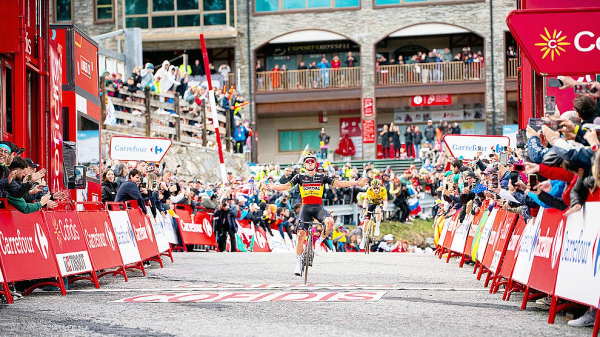 El ciclista belga Remco Evenepoel entrant guanyador, a l'arribada a Arinsal.