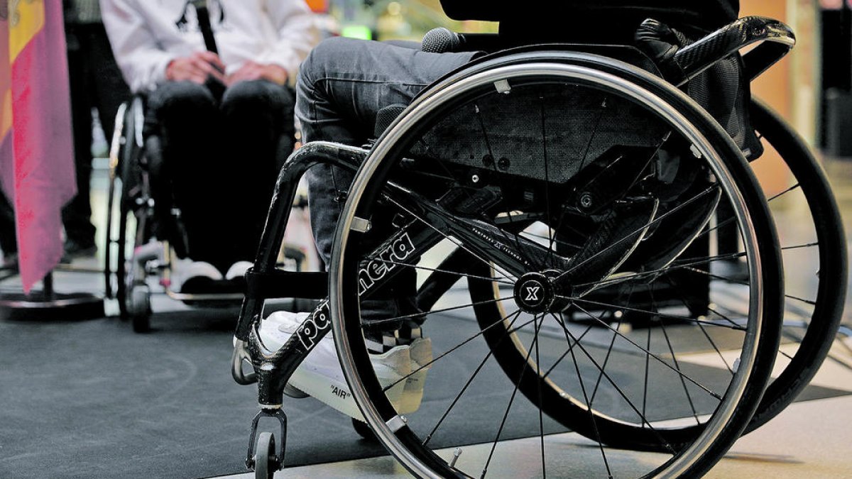Detall d'una cadira de rodes.