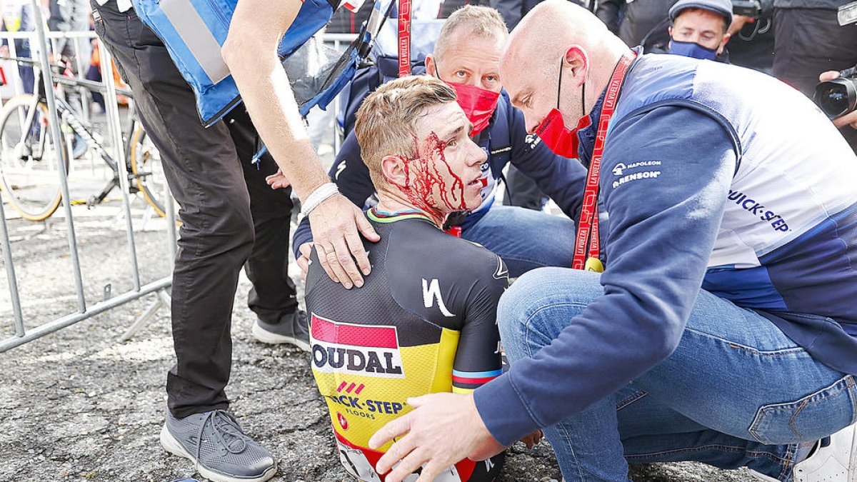 Evenepoel va caure un cop passada la meta.