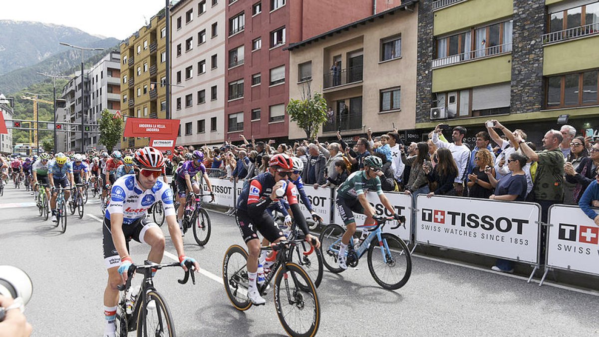 Els ciclistes en l'inici de la quarta etapa de la Vuelta, ahir a Andorra la Vella.