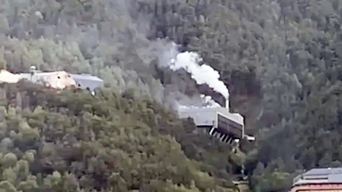 La columna de fum que va provocar el forat a la caldera de l'incinerador.