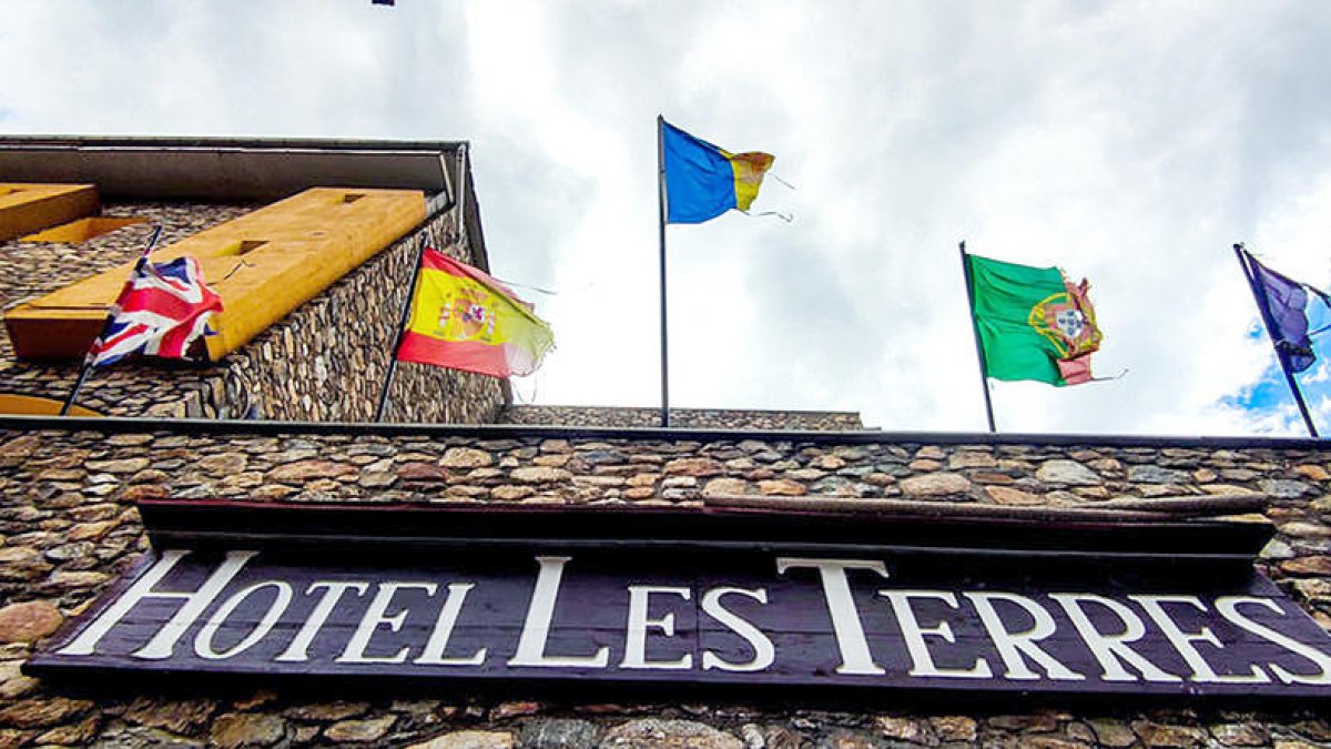 Façana de l'hotel que acull els refugiats.