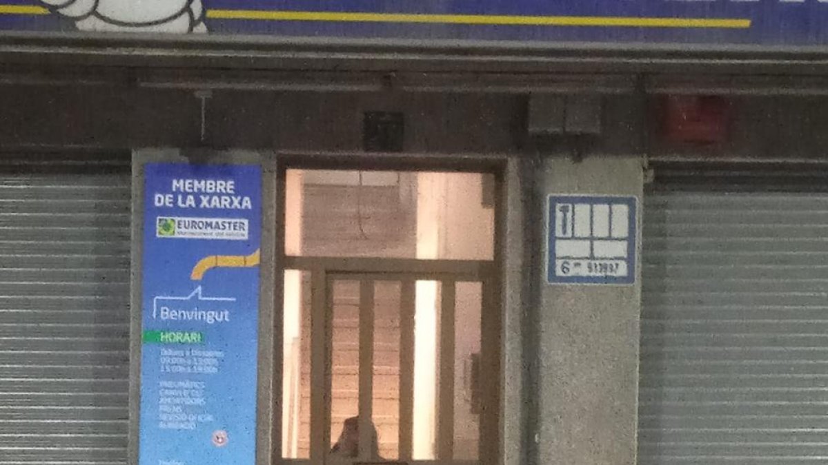 Veí sortint d'un dels edificis de Santa Coloma