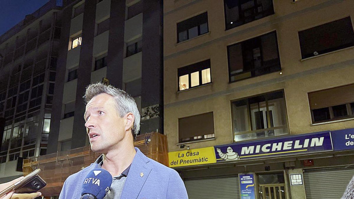 El cònsol major d'Andorra la Vella, David Astrié, davant dels dos edificis que seran desallotjats.
