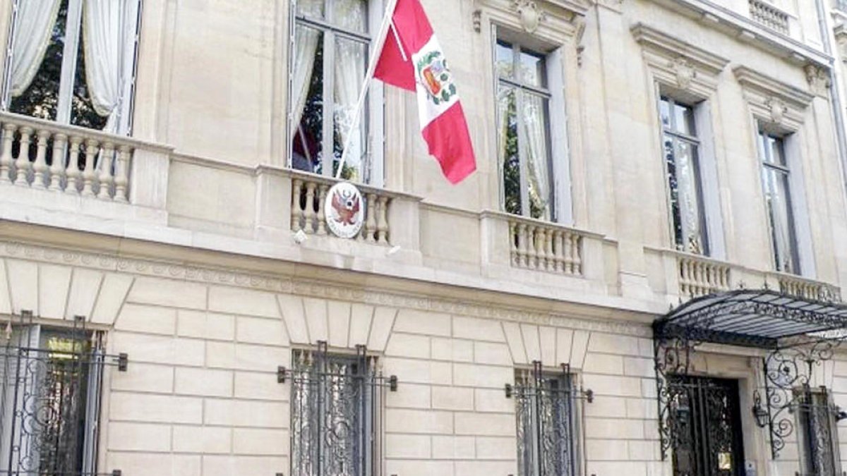 La façana de l'ambaixada peruana a Madrid.