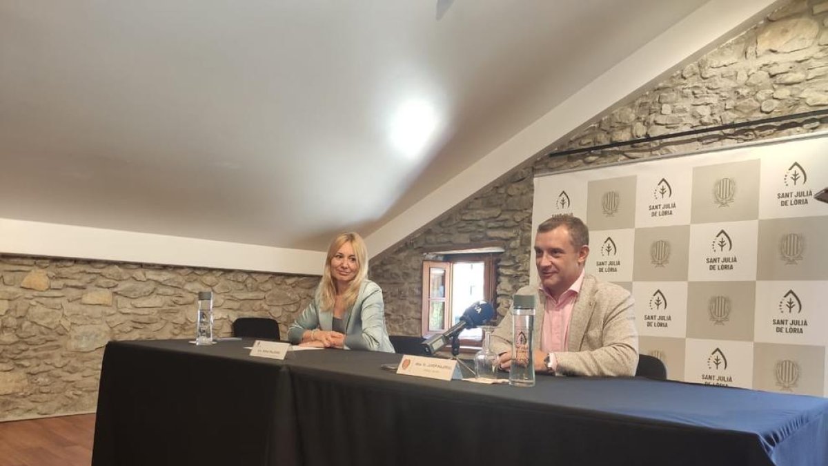 El cònsol Major, Josep Majoral i la cap del departament de Reactivació Econòmica i Comerç, Anna Majoral aquest matí en roda de premsa.