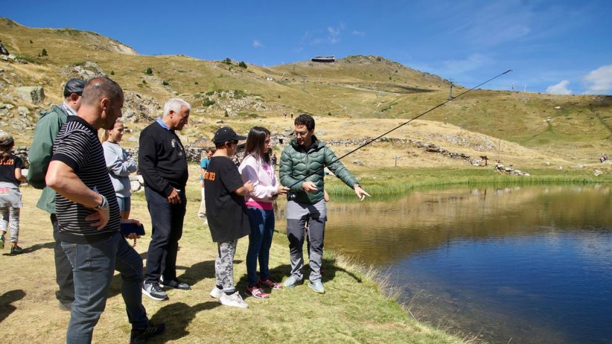 Visita de la cònsol major, Laura Mas, el ministre de Medi Ambient, Guillem Casal, i el president de la Federació de caça, Josep Maria Cabanes