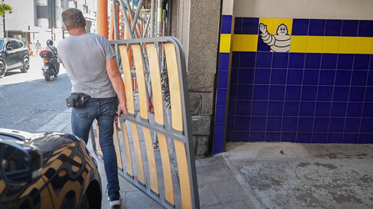 Un veí de l'edifici afectat buidant el seu habitatge