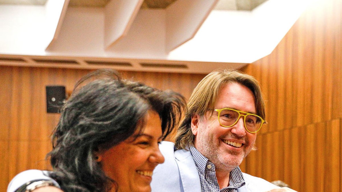 Carles Naudi, president de CC, assenyalant la candidata a cònsol major, Eva Sansa.