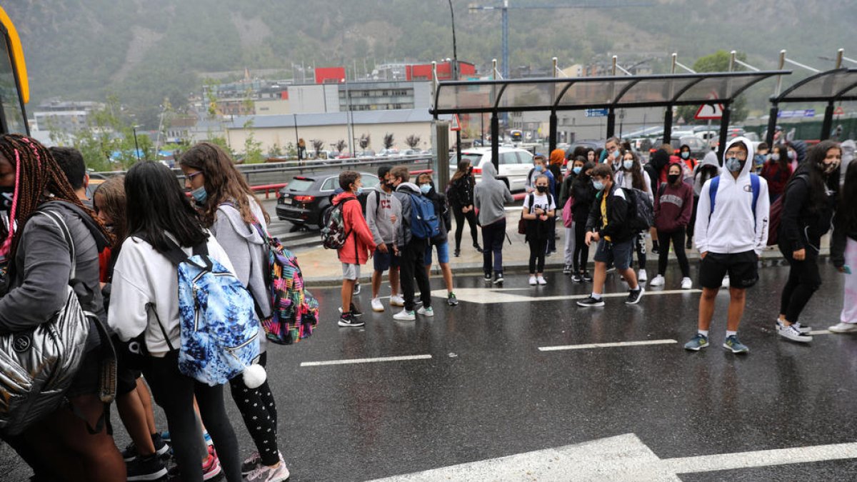 Alumnes agafant el transport escolar.