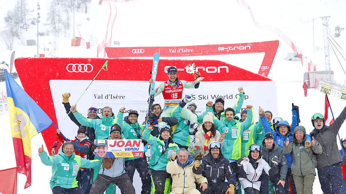 Joan Verdú baixa com una fletxa al gegant de Val-d'Isère i passa a recollir la medalla pel podi sense treure's els esquís.
