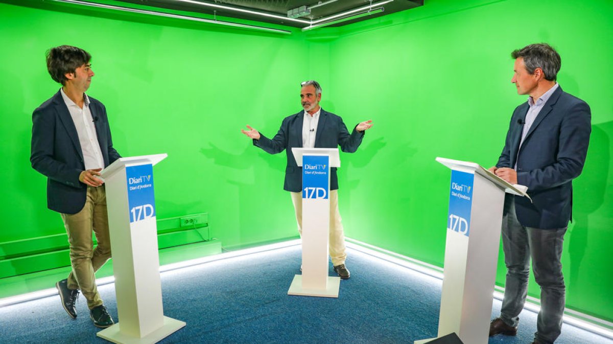 Els candidats a cònsol major d'Andorra la Vella amb el moderador del debat.