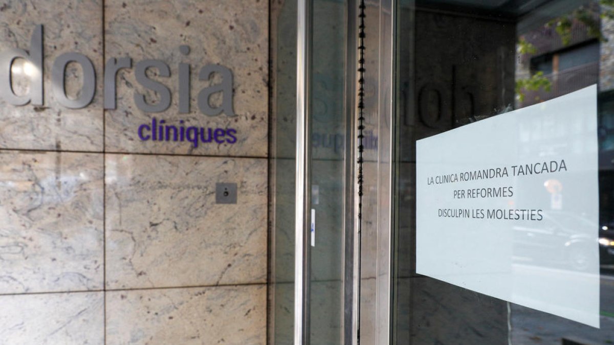 La porta de la clínica exhibeix un 'Tancat per reformes'.