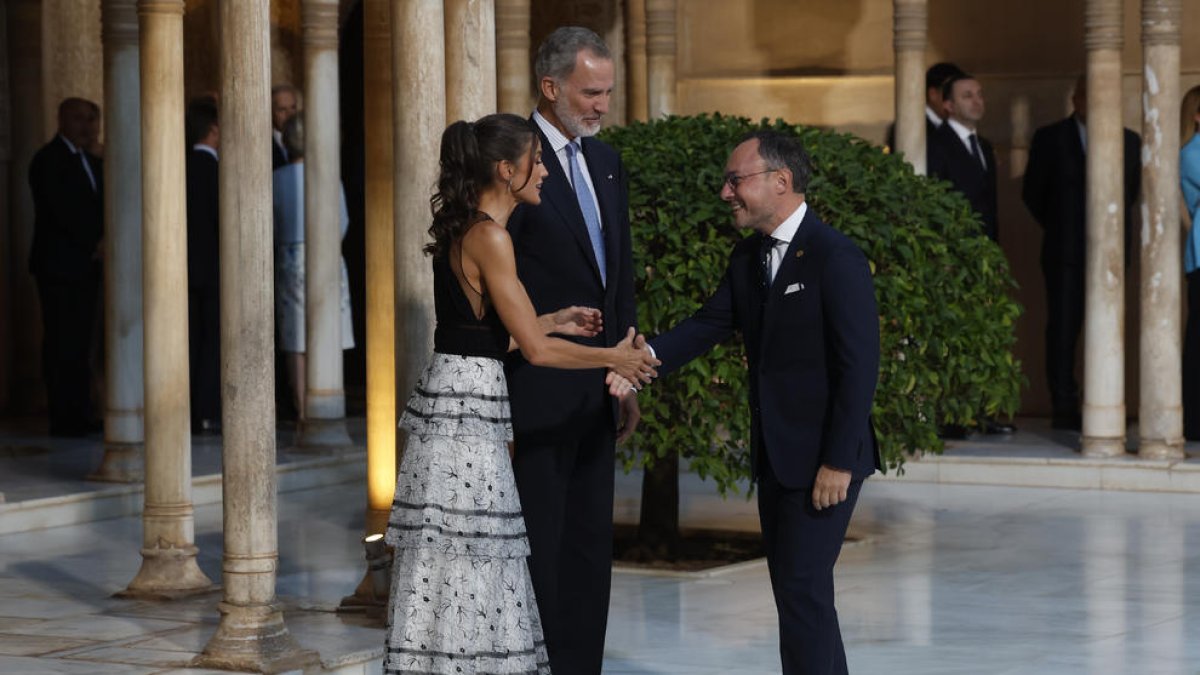 El cap de Govern saluda els reis d'Espanya en la recepció anit a l'Alhambra de Granada