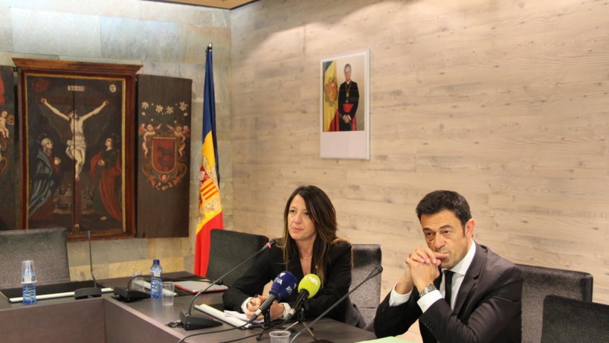 Maria del Mar Coma amb Josep Àngel Mortés en una compareixença