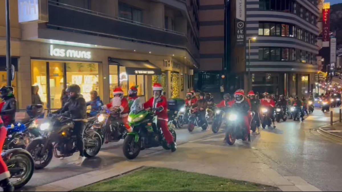 Motoristes vestits de Pare Noel recorren la capital