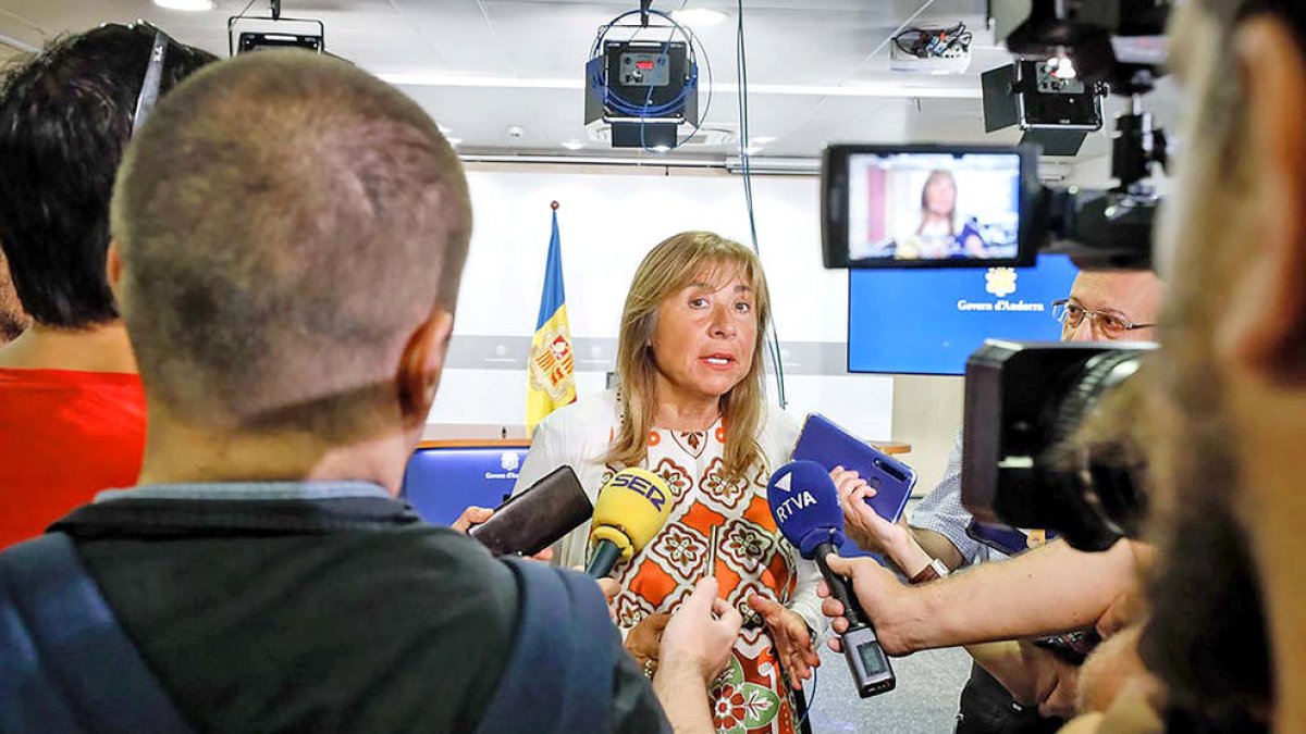 La ministra Conxita Marsol explica als mitjans la reunió del Consell Econòmic i Social.