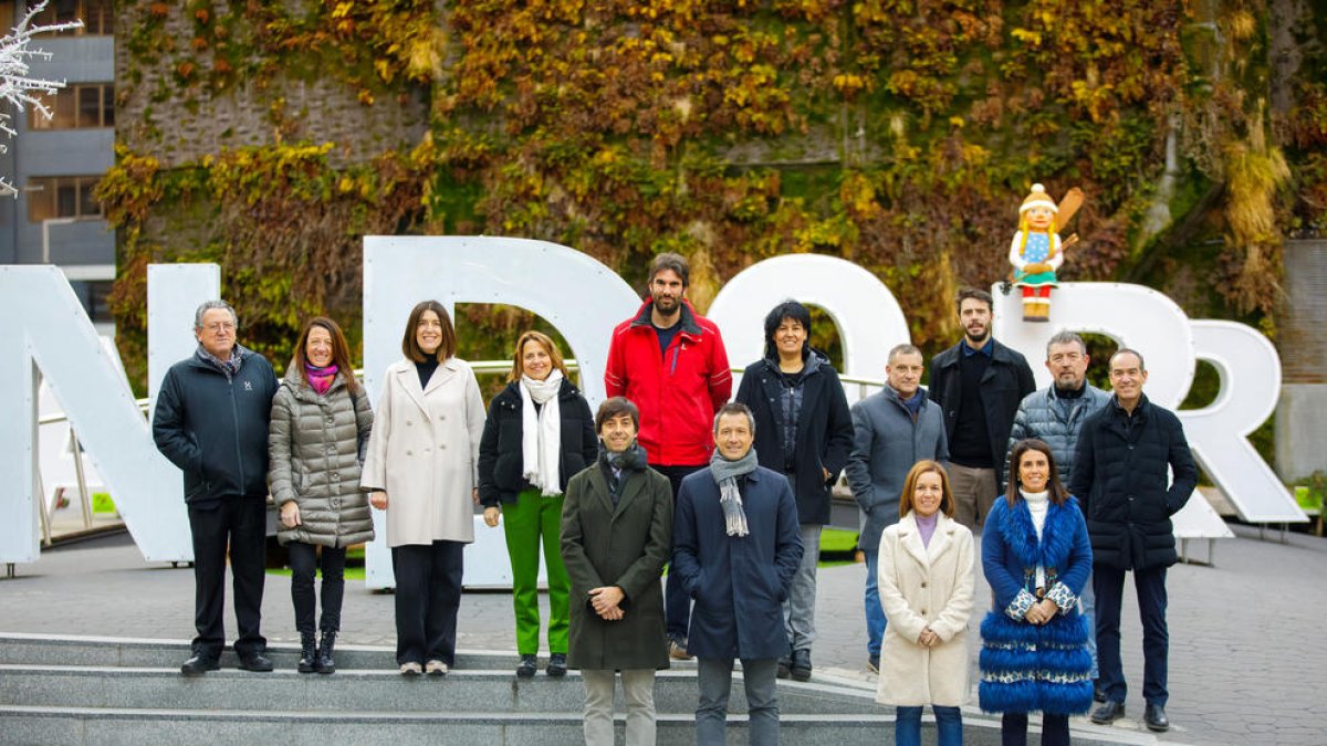 Els catorze candidats a cònsol major a la plaça The Cloud.