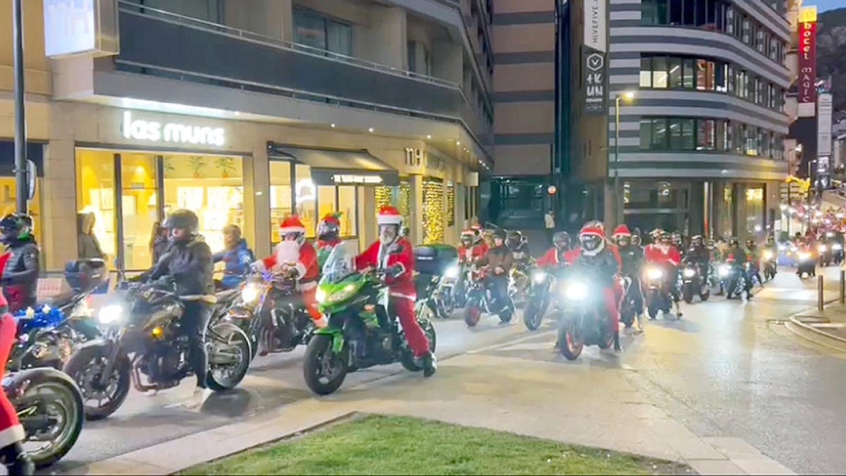 Centenars de Pares Noels omplen el centre el país