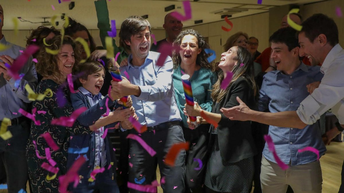 Els propers cònsols d'Andorra la Vella, Sergi González i Ollala Losada, celebrant el triomf amb els companys de candidatura.