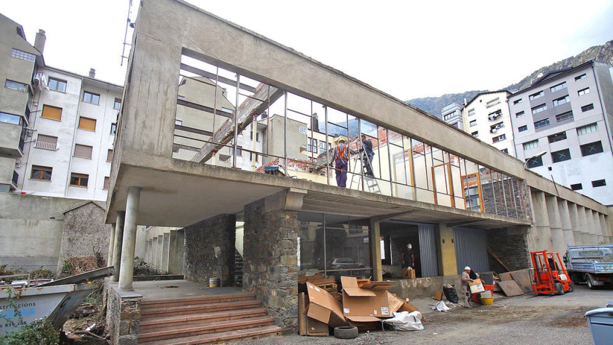 Operaris treballant en la demolició de l'immoble, l'octubre del 2013.