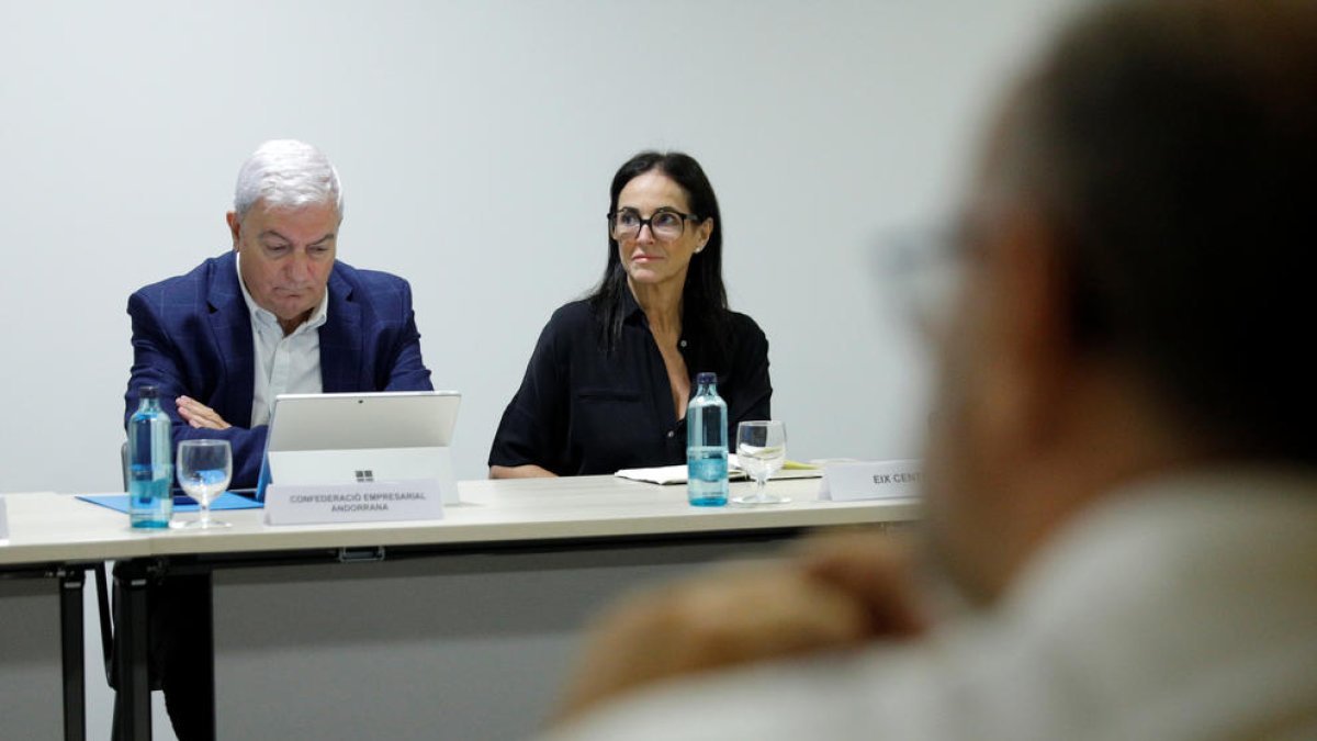 El president de la CEA, Gerard Cadena, amb Sònia Yebra, de l'Eix Central.