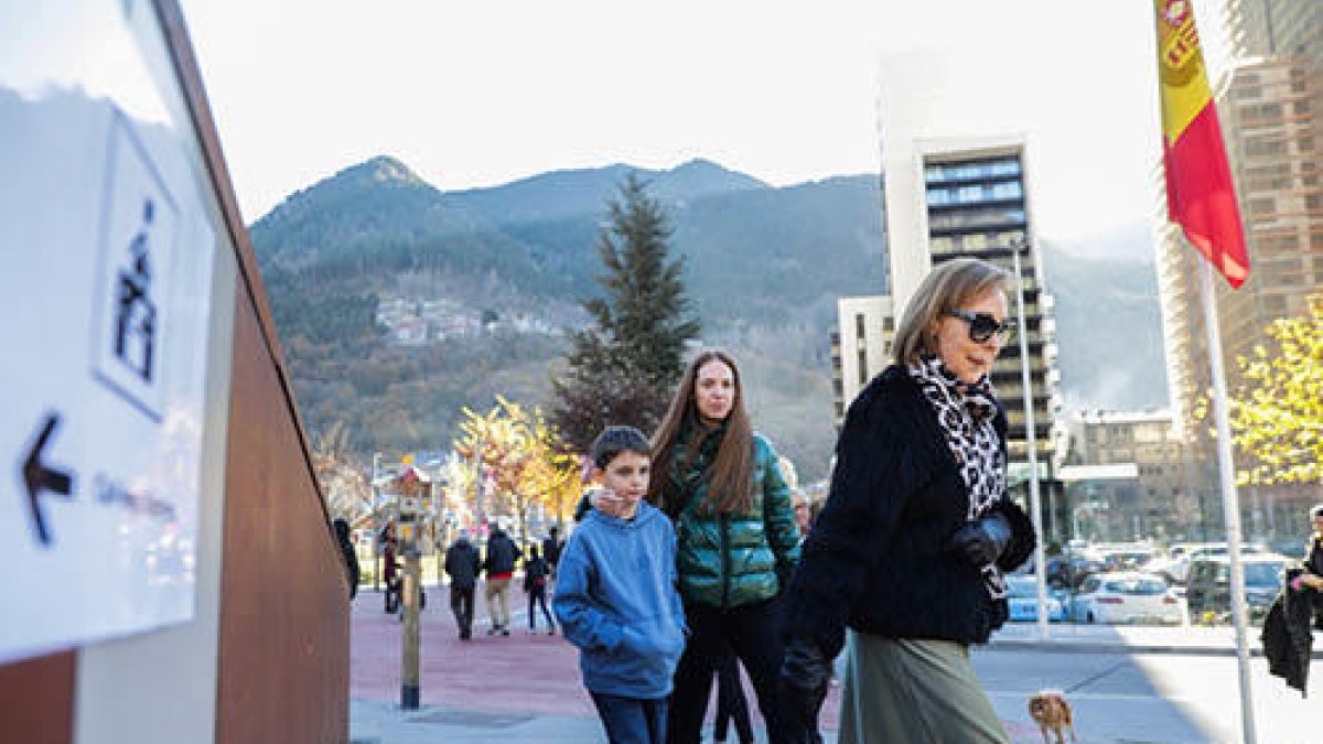 Votants al Prat del Roure amb les torres del Clot d'Emprivat de fons.