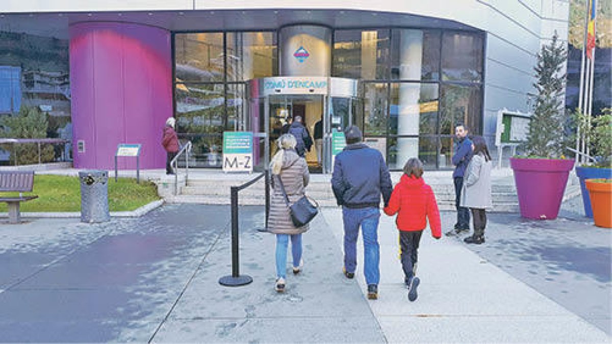 Una família dirigint-se al comú d'Encamp per exercir el dret a vot.