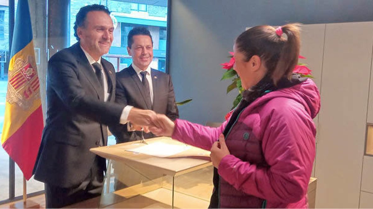 La primera votant de la Massana.