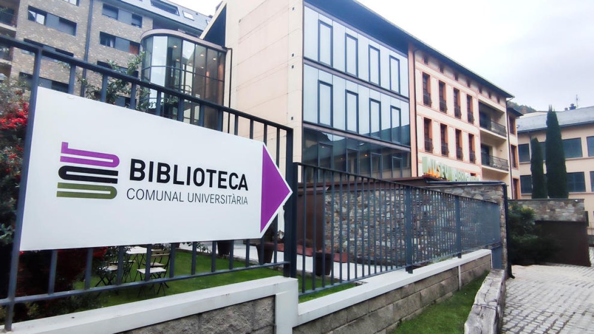 Façana de la biblioteca universitària.