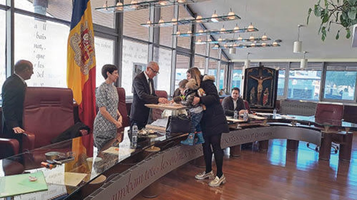 Una mare dipositant el vot amb el fill.