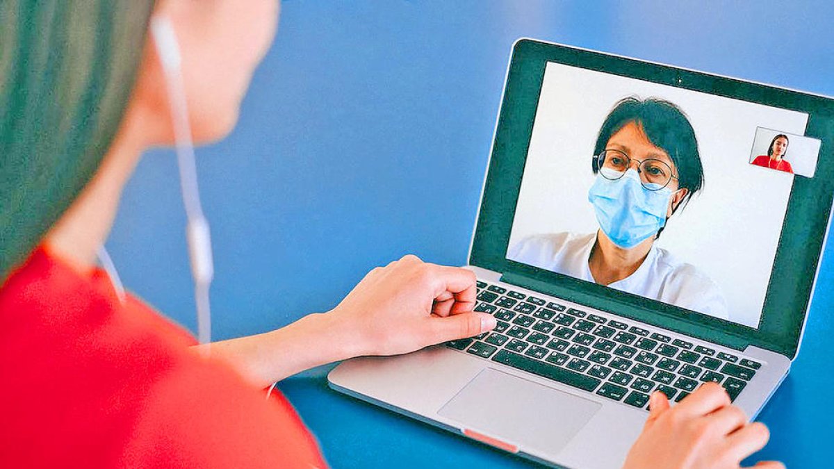 El decret obliga a fer les visites a distància a través de videotrucada.