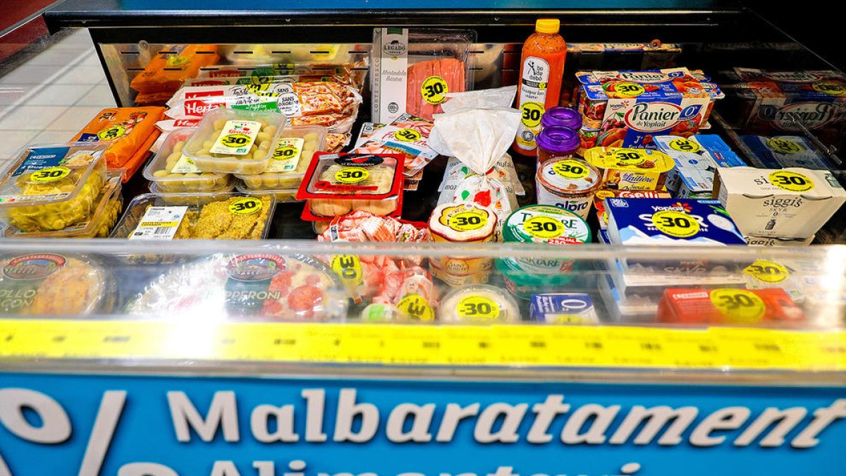 Un expositor amb productes en promoció.