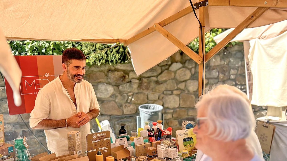 Un mercader al casc antic de la capital.