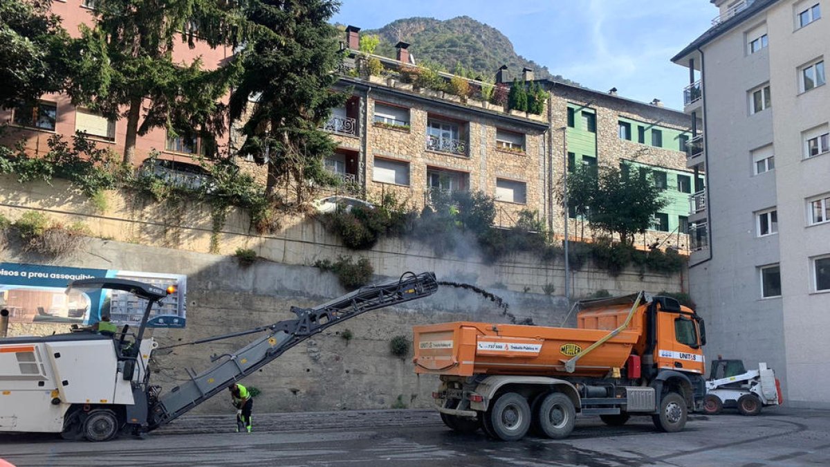 La maquinària treballant en l'excavació de la parcel·la.