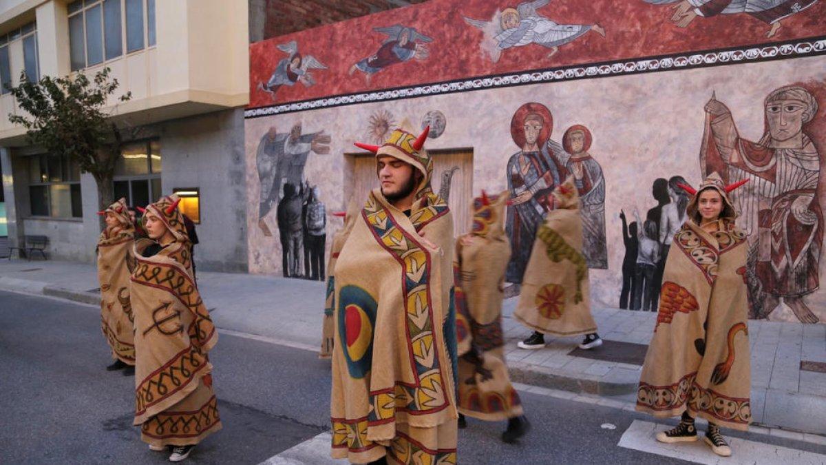Un grup d'artistes actuant.