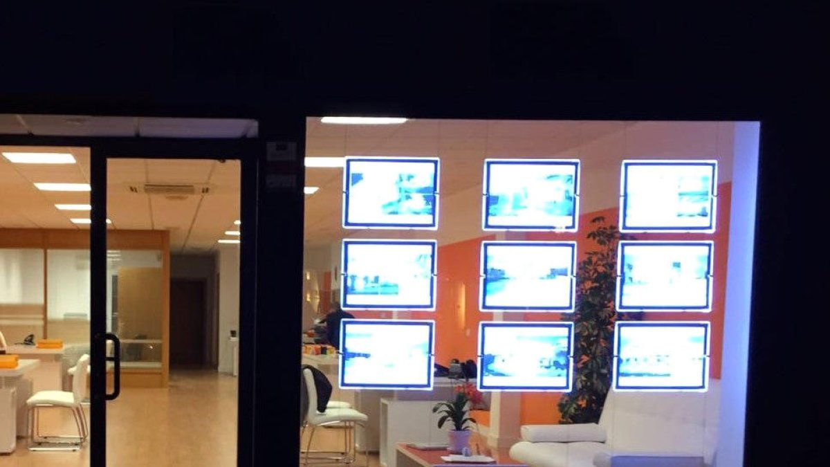 L'aparador d'una immobiliària amb ofertes de pisos.